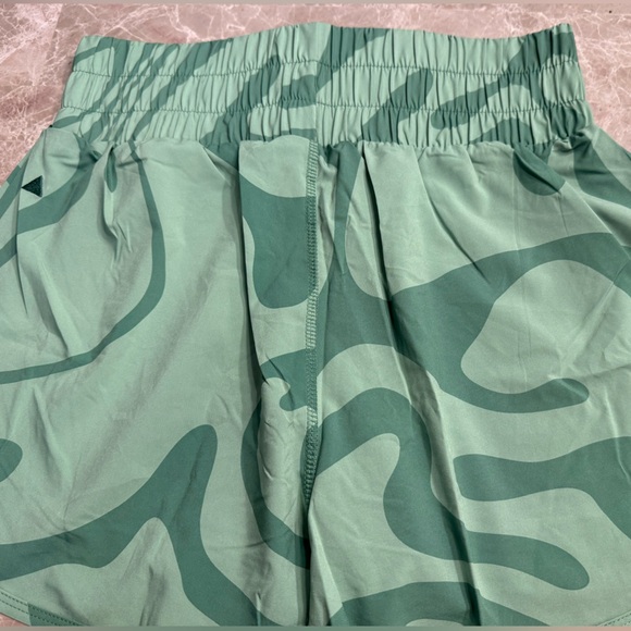 Vitality X Cosmopolitan Vista Short Green Botanical Athletic High Rise - Picture 5 of 6